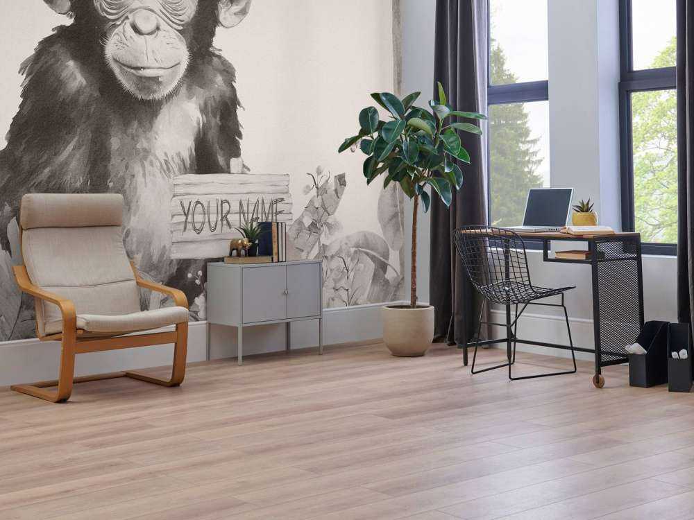 Bébé chimpanzé dans la jungle beige