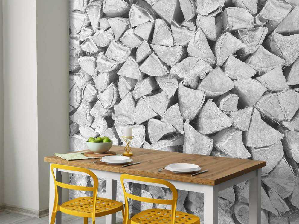 Pile de bois en nuances de gris