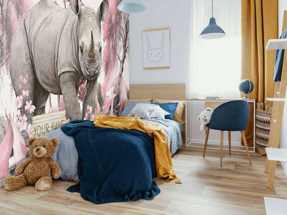Bébé rhino dans la savane rose
