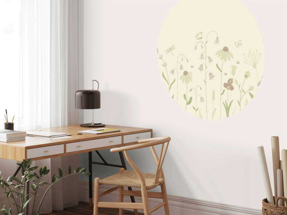 Champ de fleurs en hauteur avec papillons, sable, vieux rose