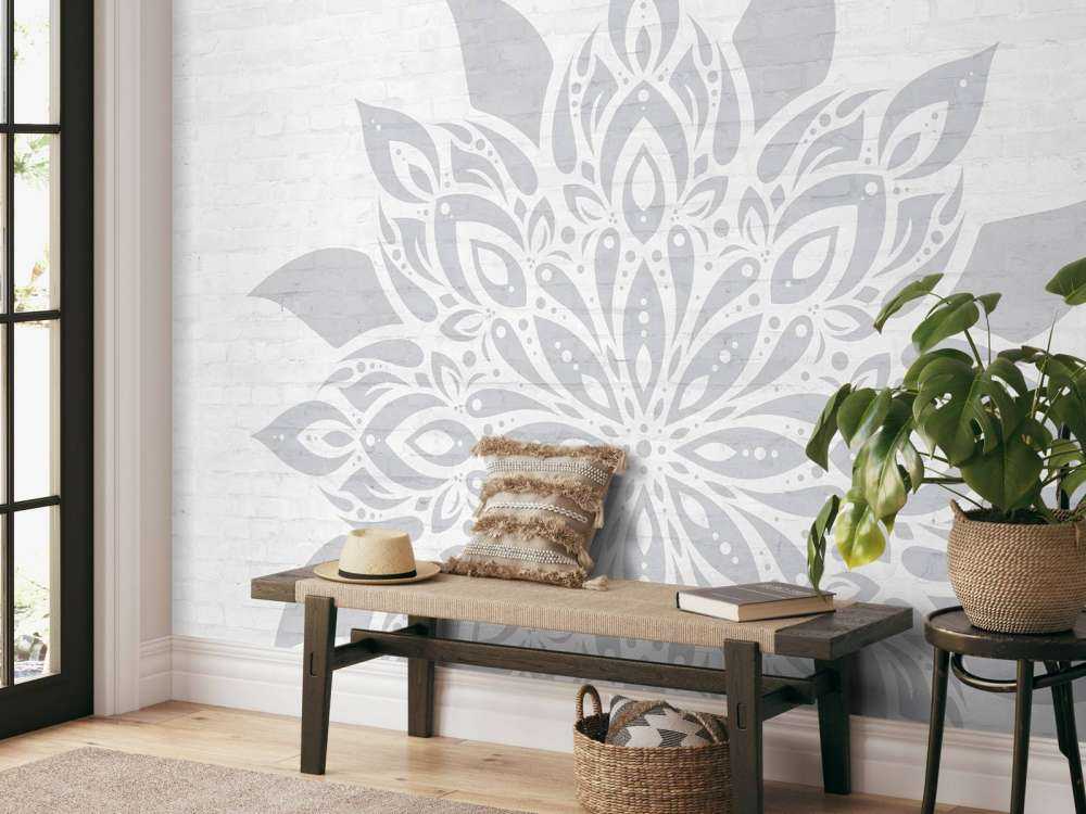 Mandala gris clair sur brique