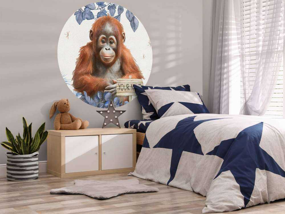 Jeune orang-outan dans la jungle bleue