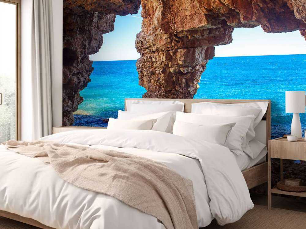 Grotte au-dessus de la mer