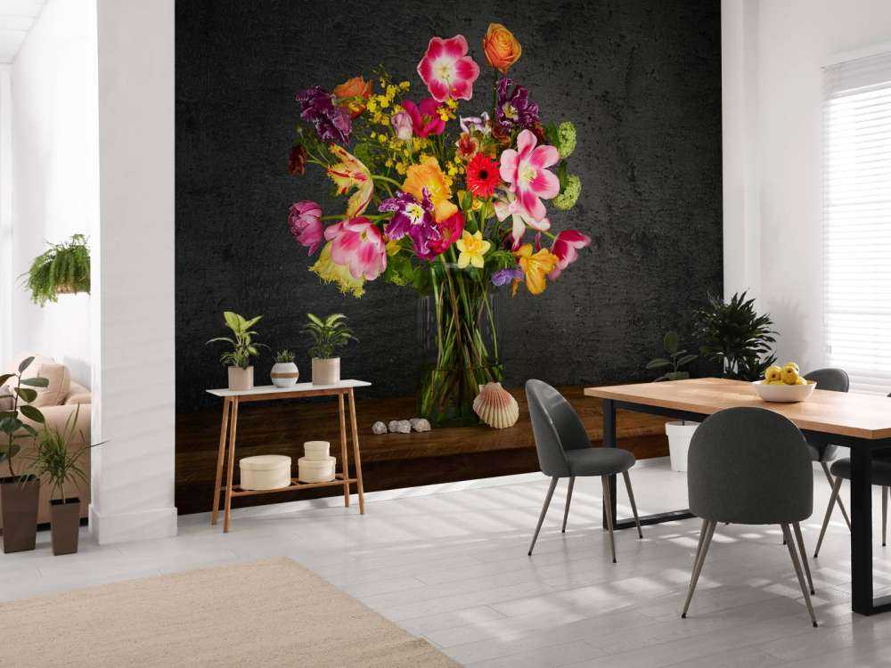 Vase avec bouquet de fleurs coloré