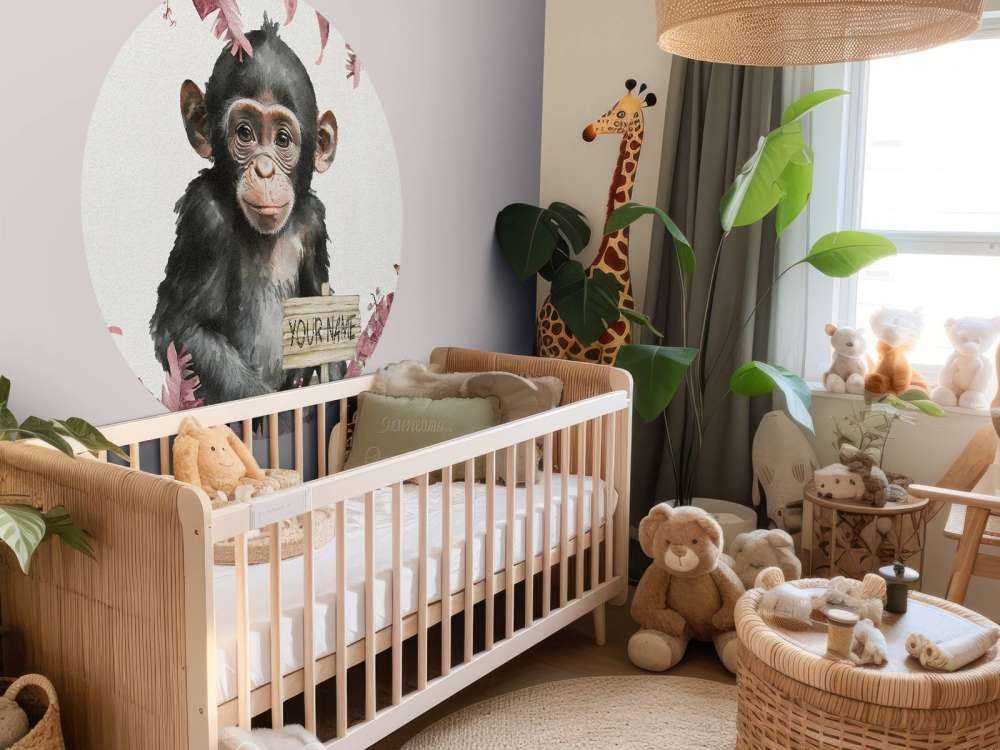 Bébé chimpanzé dans la jungle rose