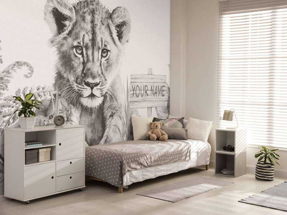 Bébé lion dans la jungle beige