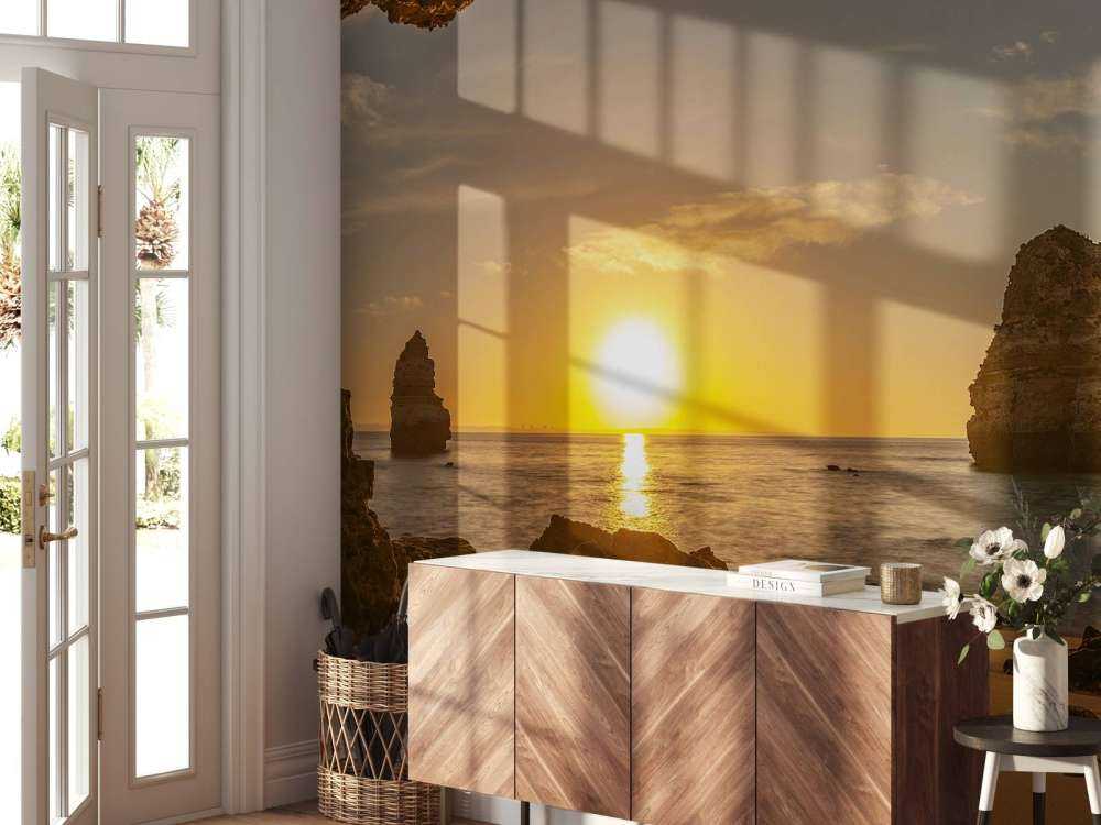 Lever de soleil depuis une grotte