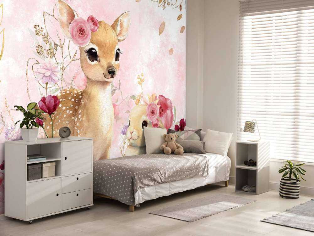 Hertje et lapin dans la splendeur des fleurs