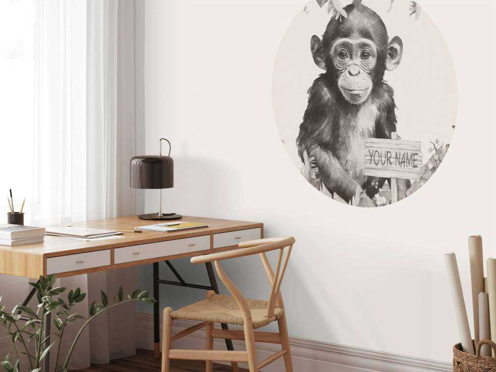 Bébé chimpanzé dans la jungle beige
