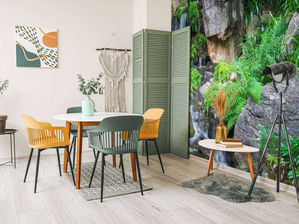 Chute d'eau avec des plantes tropicales