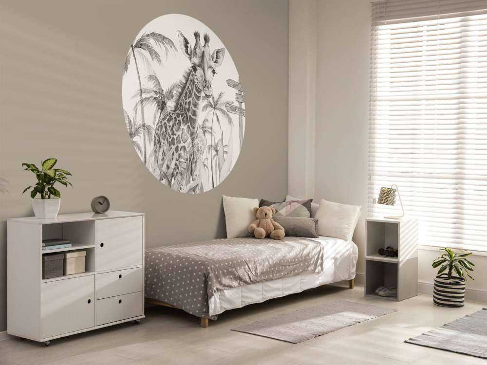 Bébé girafe dans la jungle beige