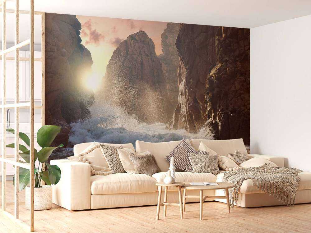 Les vagues contre les rochers