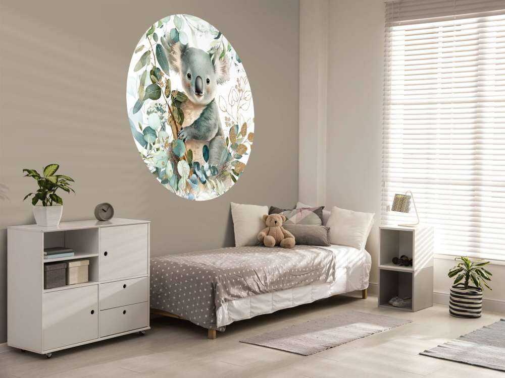 Koala mignon dans l'eucalyptus
