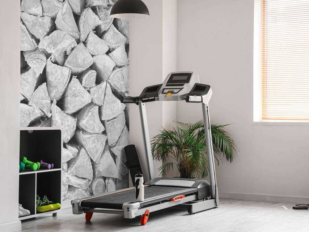 Pile de bois en nuances de gris