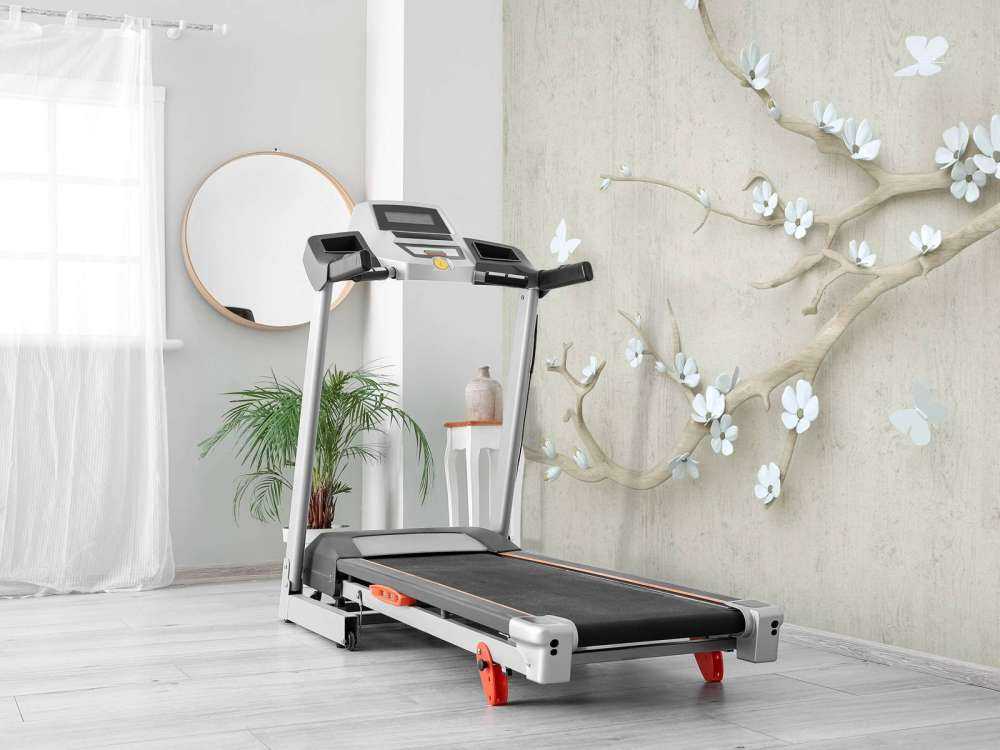 Branche avec fleurs blanches sur un fond en bois