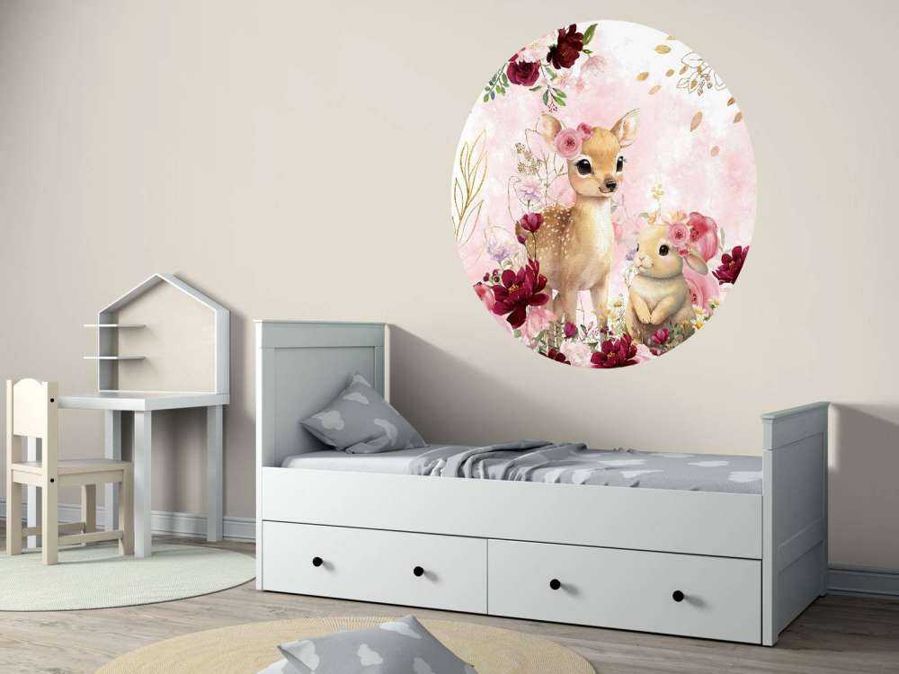 Hertje et lapin dans la splendeur des fleurs