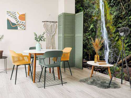 Chute d'eau dans un environnement coloré