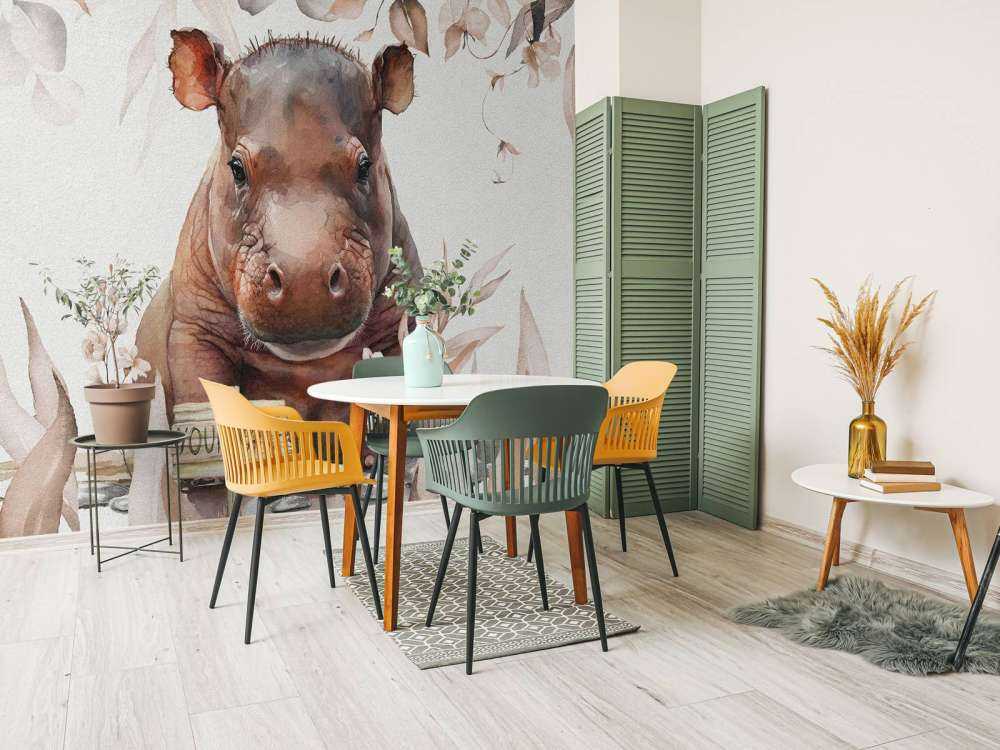 Bébé hippopotame dans les feuilles taupe