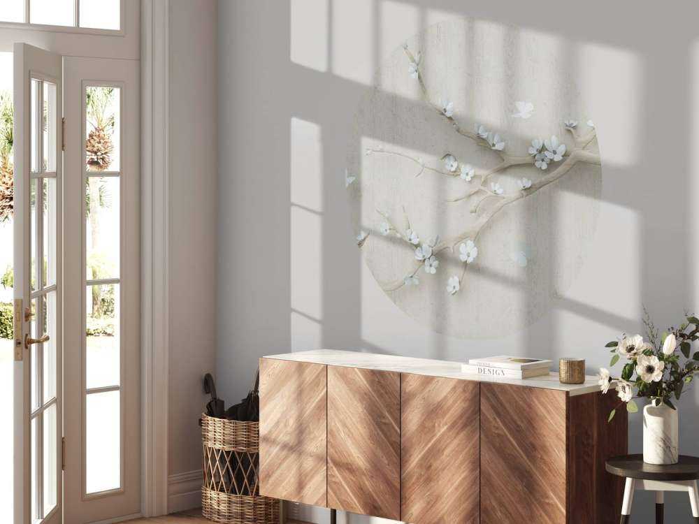 Branche avec fleurs blanches sur un fond en bois