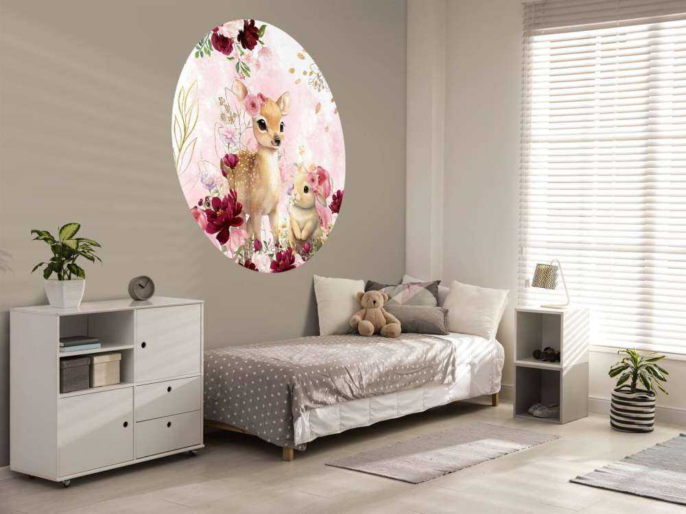 Hertje et lapin dans la splendeur des fleurs