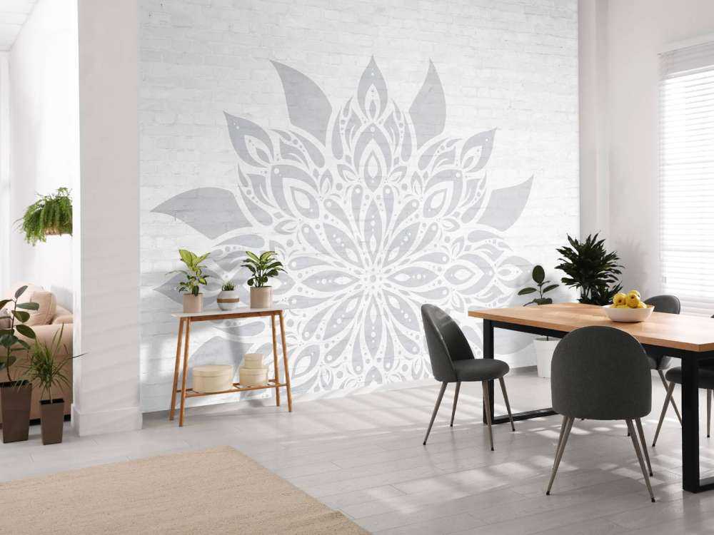 Mandala gris clair sur brique