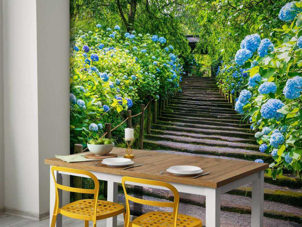 Escalier entre des hortensias