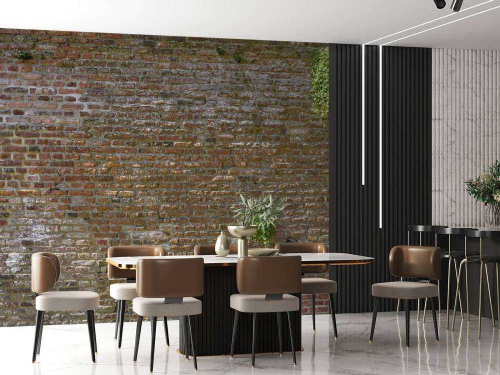Ancien mur d'enceinte de la ville en pierre avec des plantes