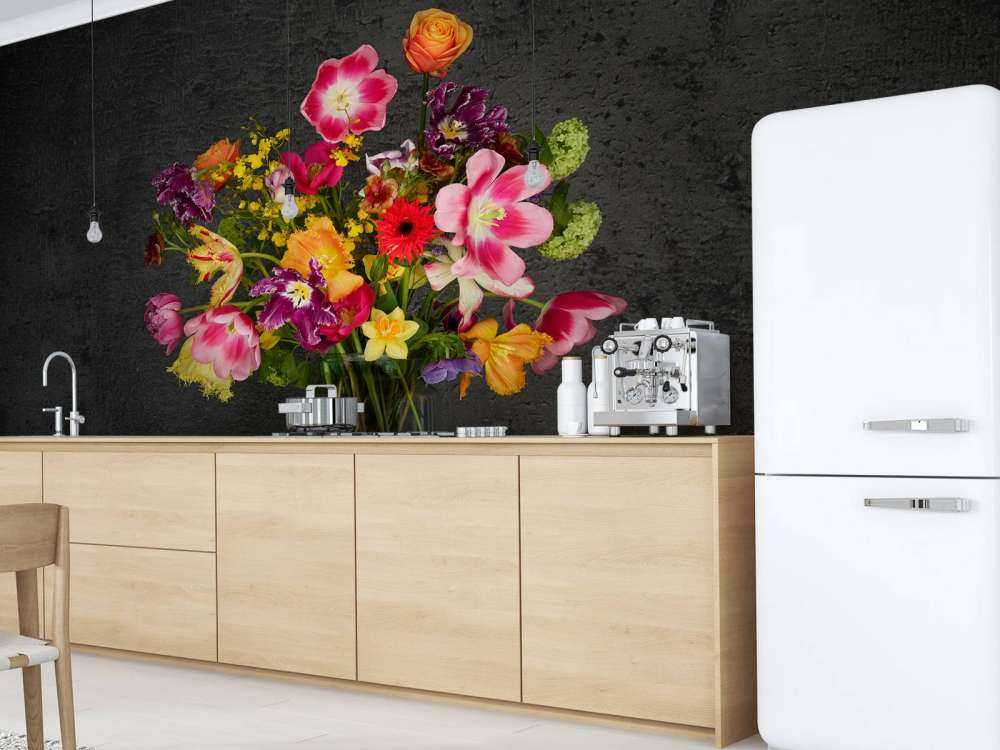 Vase avec bouquet de fleurs coloré