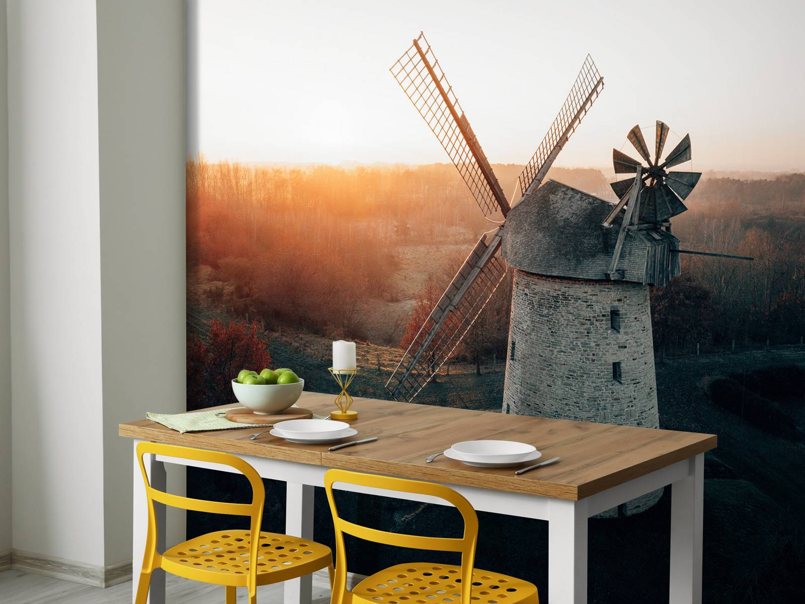 Moulin à vent dans une belle lumière au coucher du soleil