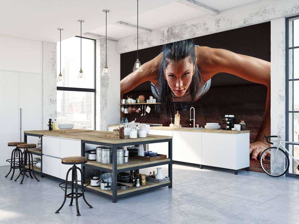 Femme faisant des pompes