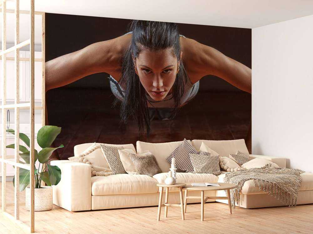 Femme faisant des pompes