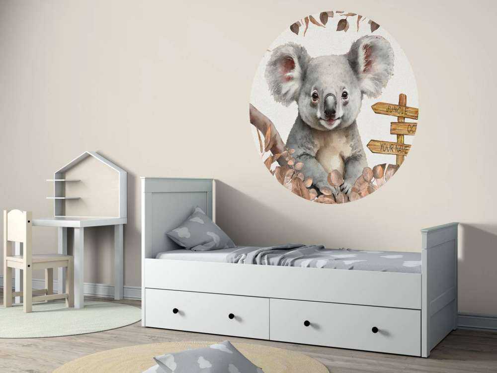 Bébé koala dans la jungle taupe