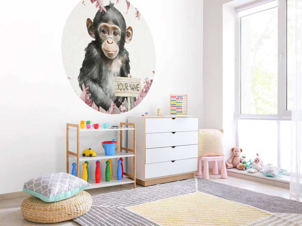 Bébé chimpanzé dans la jungle rose