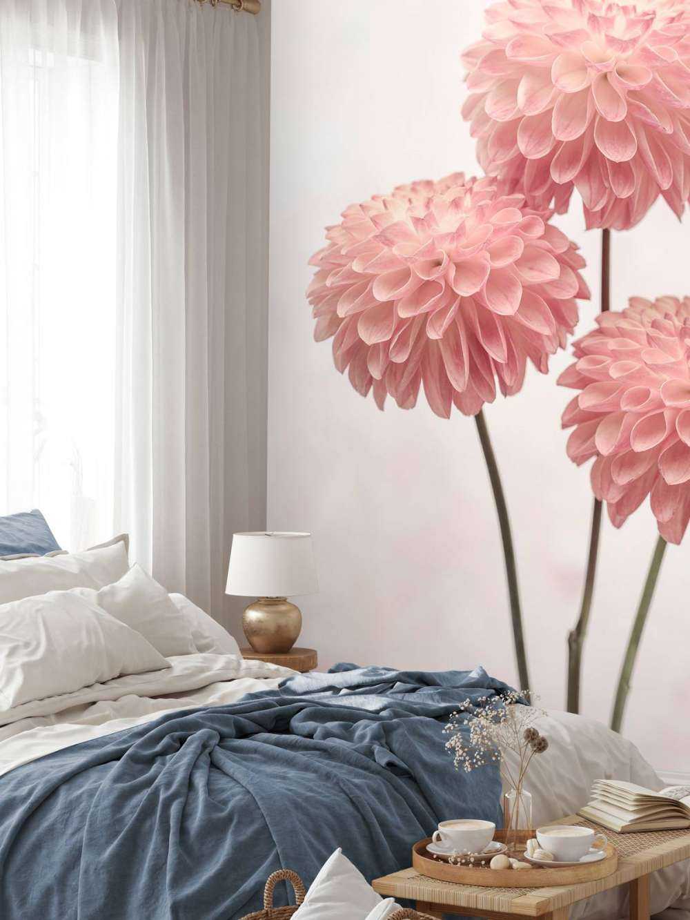 Trois dahlias roses