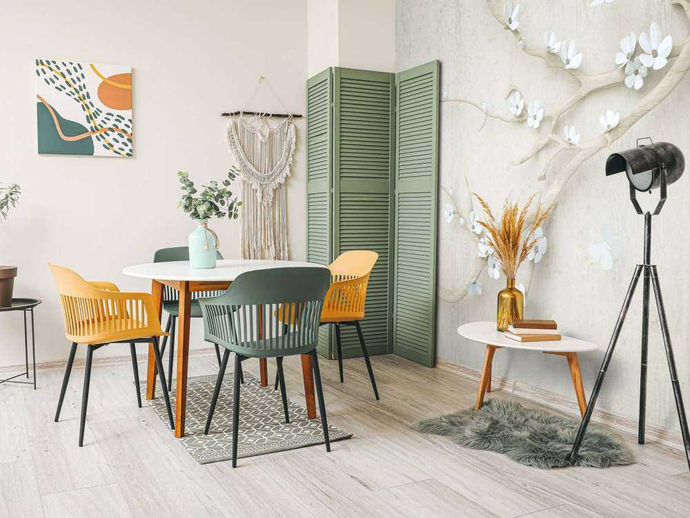 Branche avec fleurs blanches sur un fond en bois