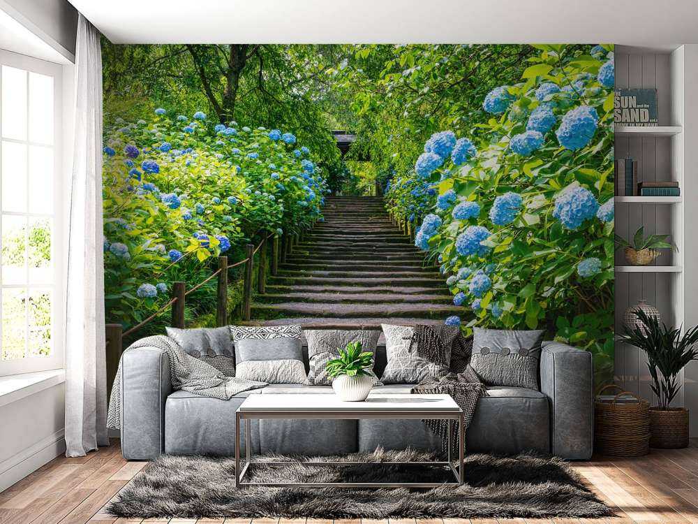 Escalier entre des hortensias