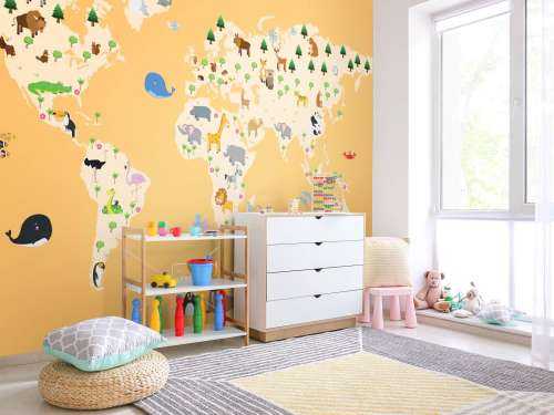 Carte du monde pour les enfants sur fond jaune