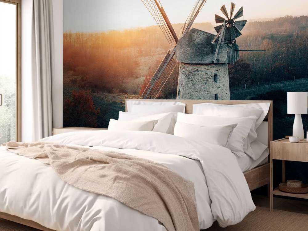 Moulin à vent dans une belle lumière au coucher du soleil