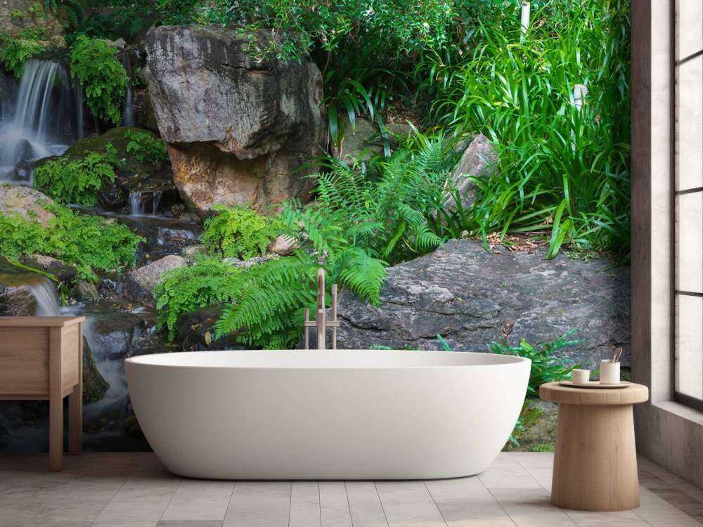 Chute d'eau avec des plantes tropicales