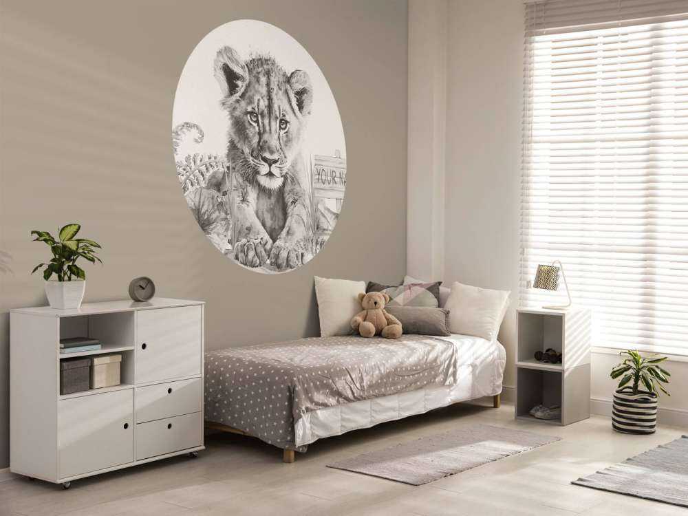 Bébé lion dans la jungle beige