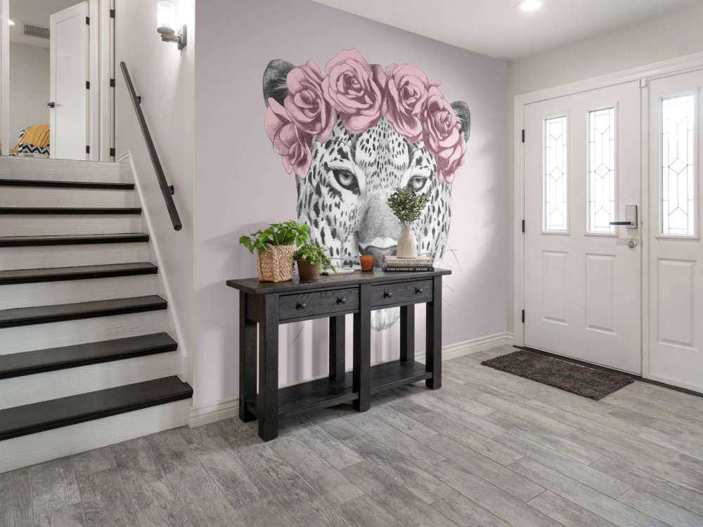 Léopard à fleurs roses