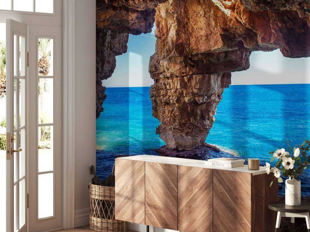 Grotte au-dessus de la mer