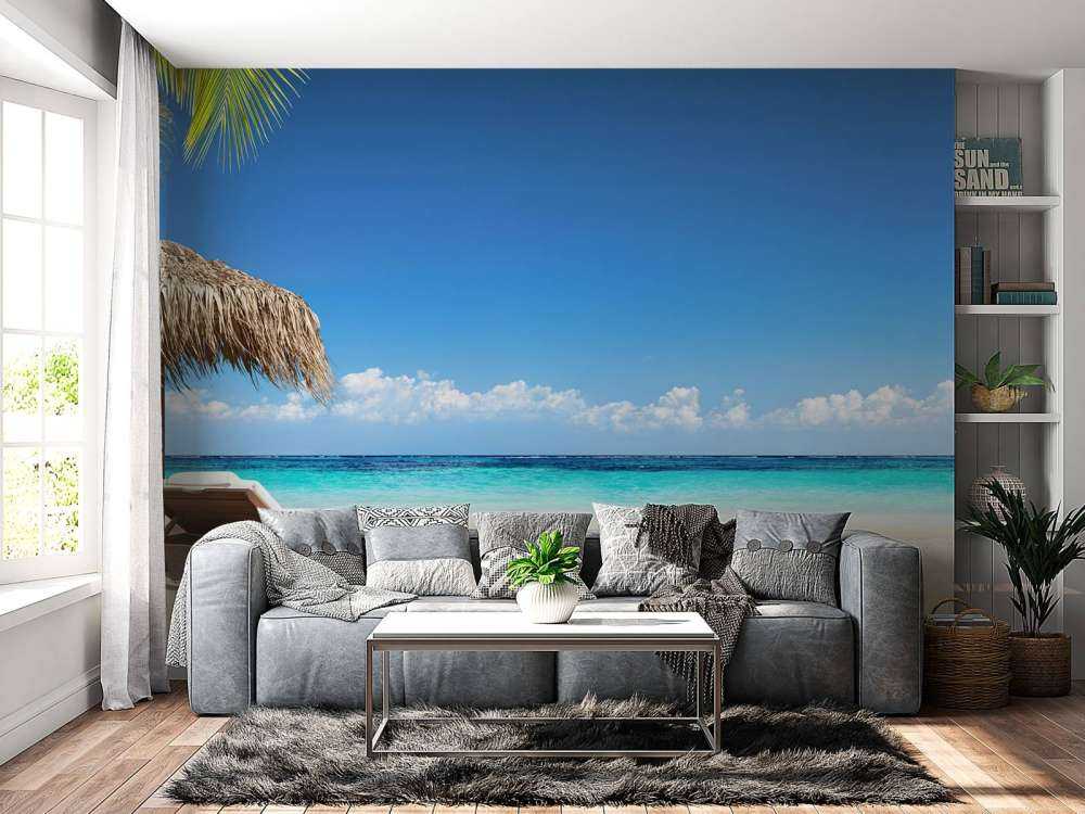 Chaises et parasol sur plage tropicale