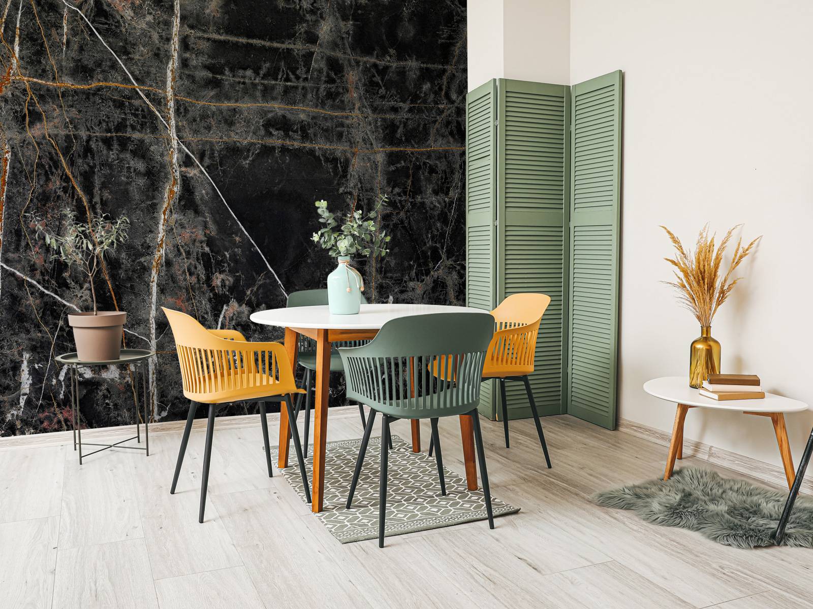 Marbre foncé avec des lignes de couleur cuivre