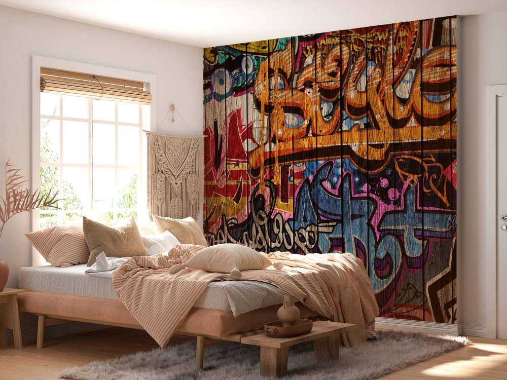 Graffiti avec des lettres sur du bois