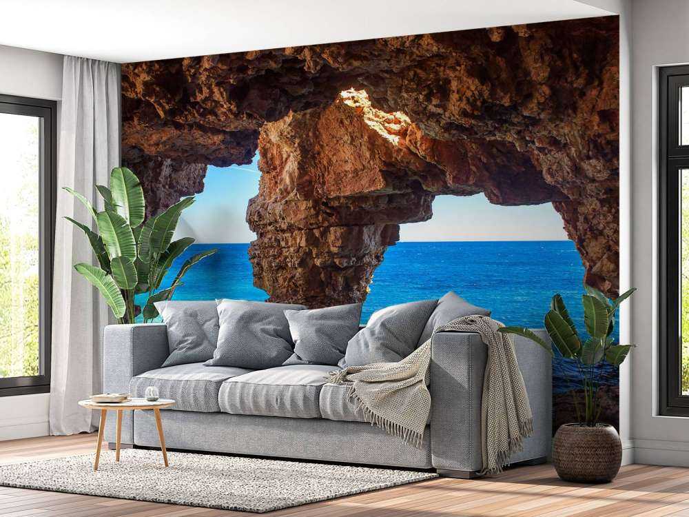 Grotte au-dessus de la mer