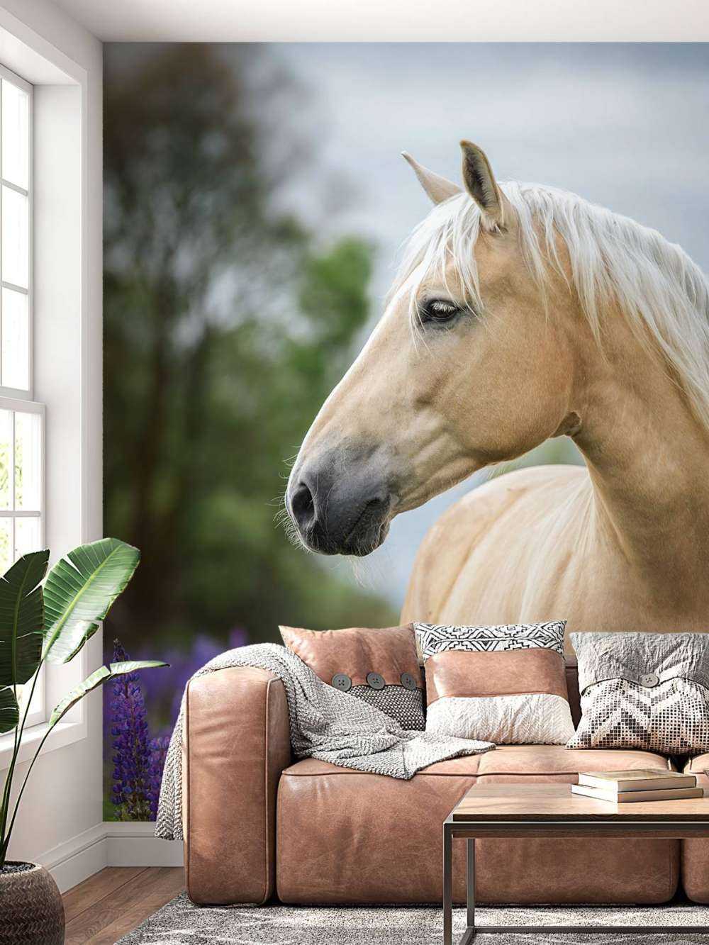 Cheval parmi les fleurs de papillon