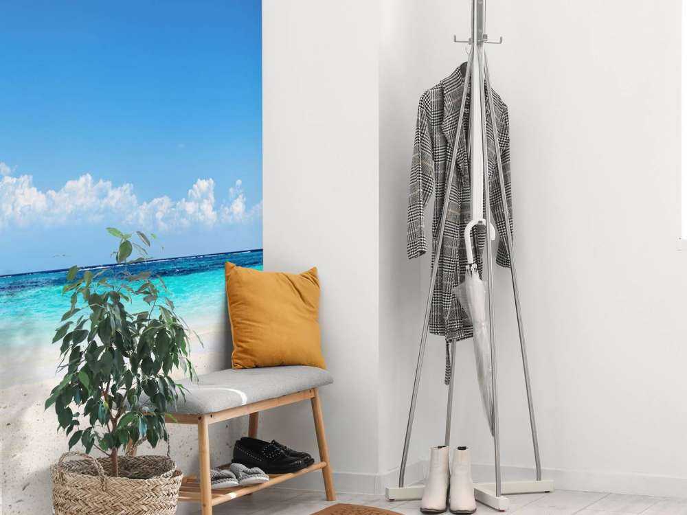 Chaises et parasol sur plage tropicale