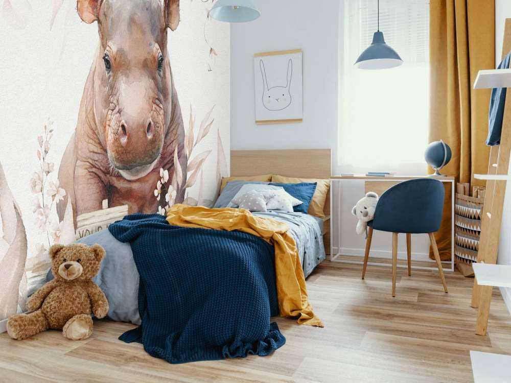 Bébé hippopotame dans les feuilles taupe