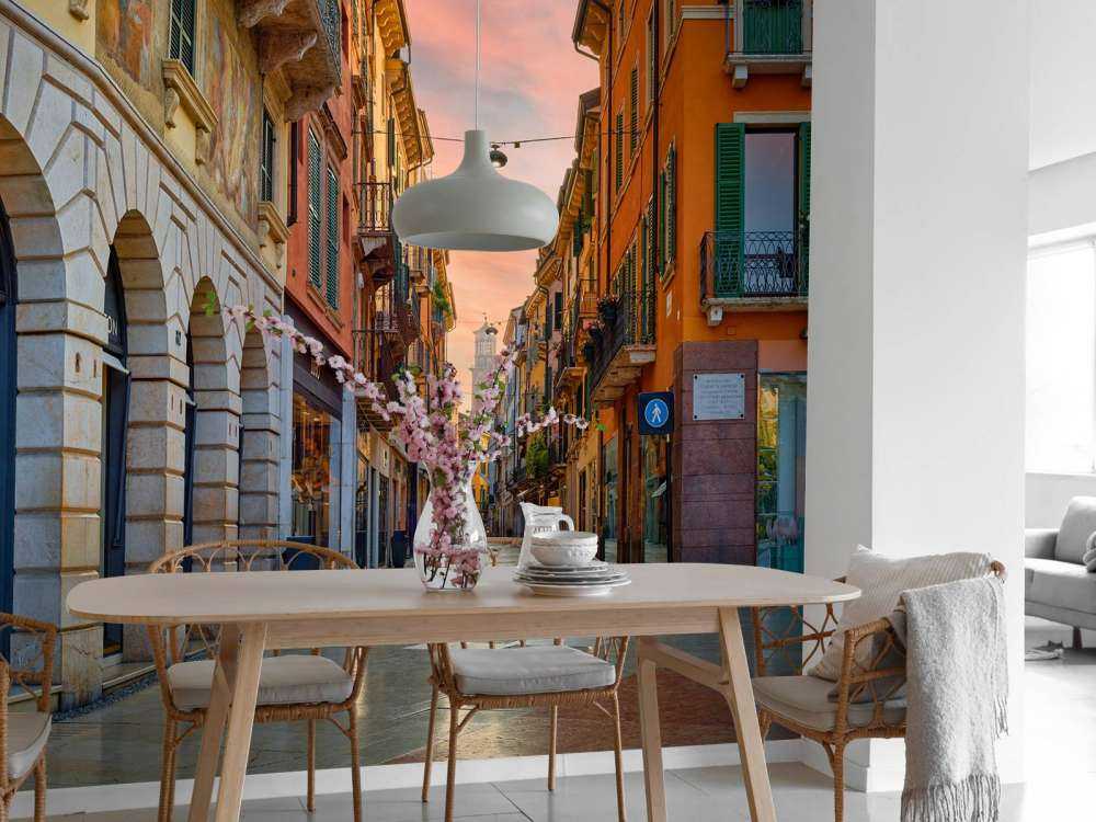 Rue commerçante au lever du soleil